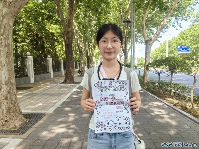 女生小心考点为考生定格芳华