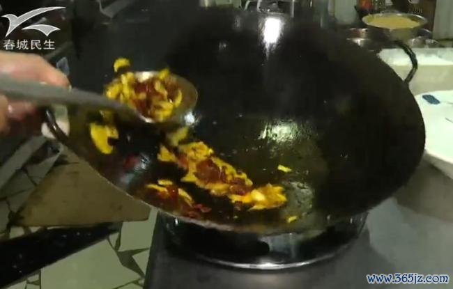 男人食用见手青后翻出27楼窗户往下爬 中毒激勉幻觉险酿悲催