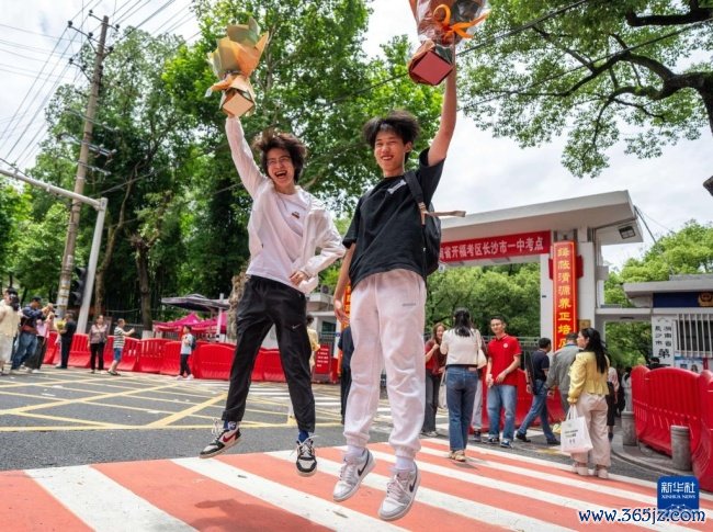 宇宙部分地区高考放置 考生庆祝查验遣散