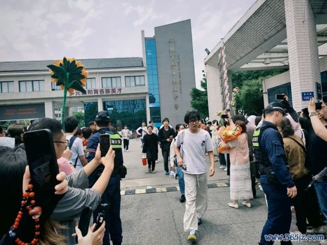 江苏第一批戒指高考的东谈主出现了 笔落卷合，欲望启程